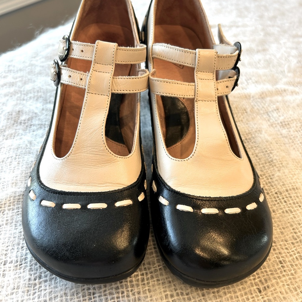 John Fluevog Operettas black & cream Mary Jane Pump 8.5